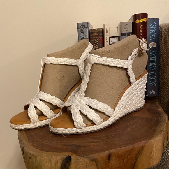 Andre Assous White Wedges - Size 39 (8.5) - Picture 4 of 7